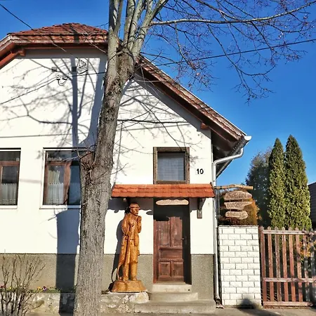 Bakonyi Vadasz Haza Holiday home *